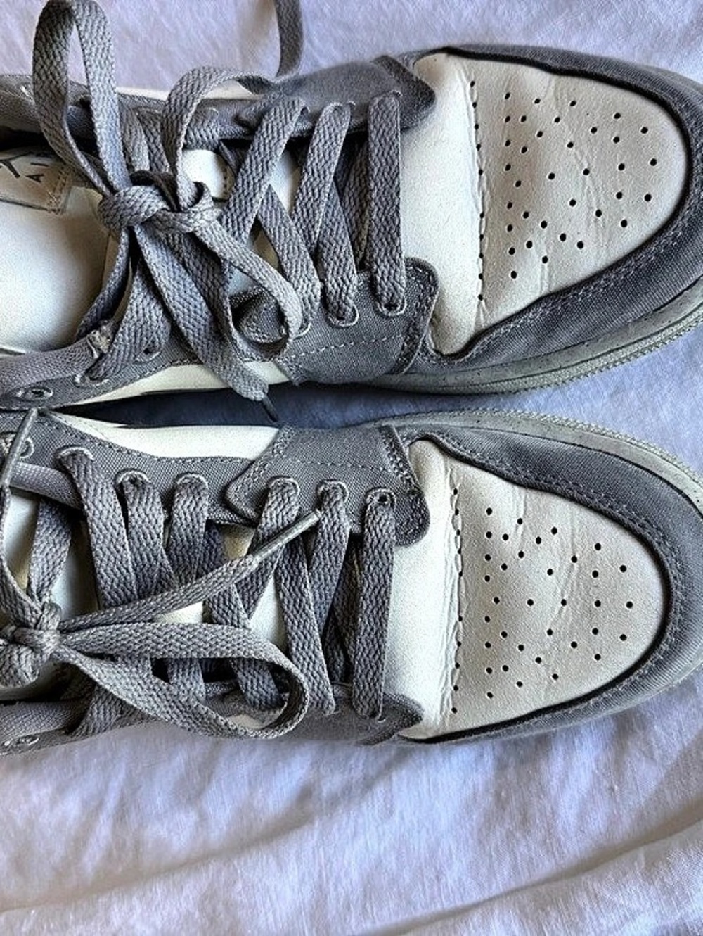 Nike Air Jordan 1 Low Gray & White Sneakers W9